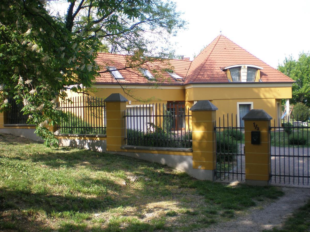Anonim Apartman Villany Luaran gambar